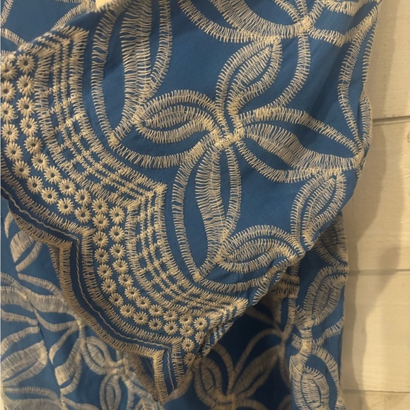 Solitaire NWT Blue and White Geometric Blouse - Picture 9 of 13